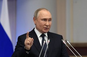 Càng thất bại trong cuộc chiến xâm lăng Ukraine, Putin càng lồng lộn điên cuồng, hăm dọa với hàm ý rằng ông ta sẽ không ngần ngại sử dụng vũ khí nguyên tử. Ảnh: Reuters