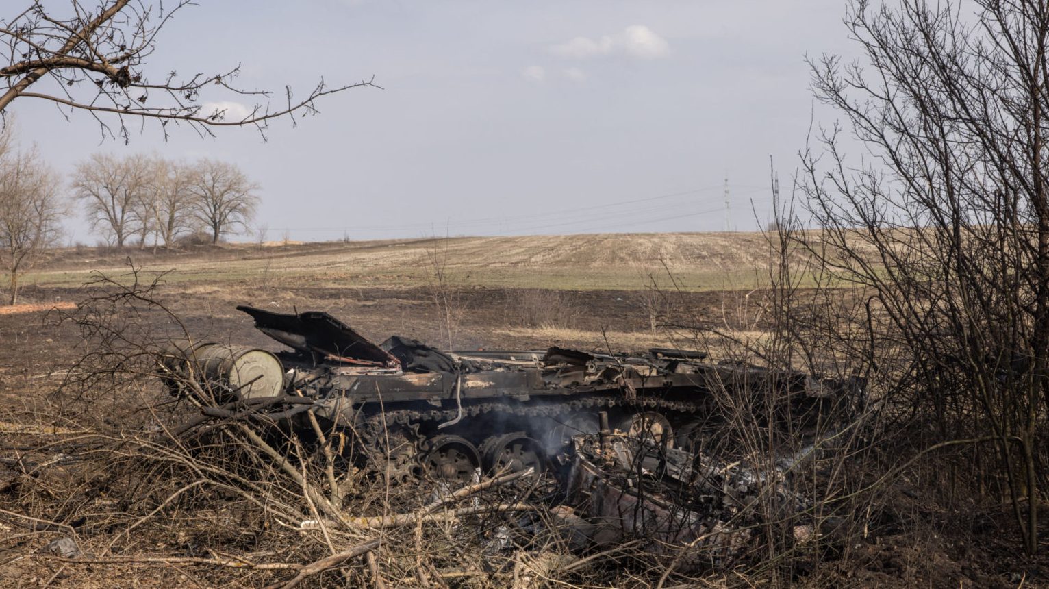 Một xe tăng của Nga bị cháy rụi ở Ukraine. Ảnh: Chris McGrath/ Getty Images