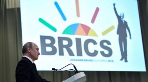 BRICS là tập hợp năm quốc gia, gồm B (Brazil), R (Russia – Nga), I (India – Ấn Độ), C (China – Trung Quốc) và S (South Africa – Nam Phi), ra đời từ năm 2001, mở rộng vào năm 2006 để làm đối trọng với Hoa Kỳ và Tây phương. Ảnh: Alexey Nikolsky/ Sputnik/ AFP via Getty Images