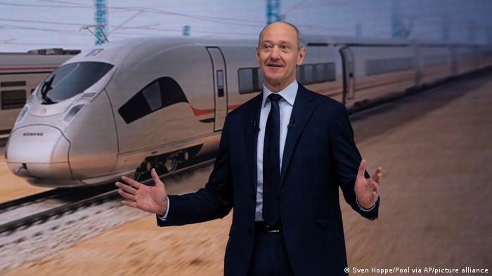 Siemens CEO Roland Busch gọi đơn đặt hàng này là đơn hàng lớn nhất từ trước nay công ty ký kết. Ảnh: Sven Hoppe/ Pool via AP/ Picture Alliance