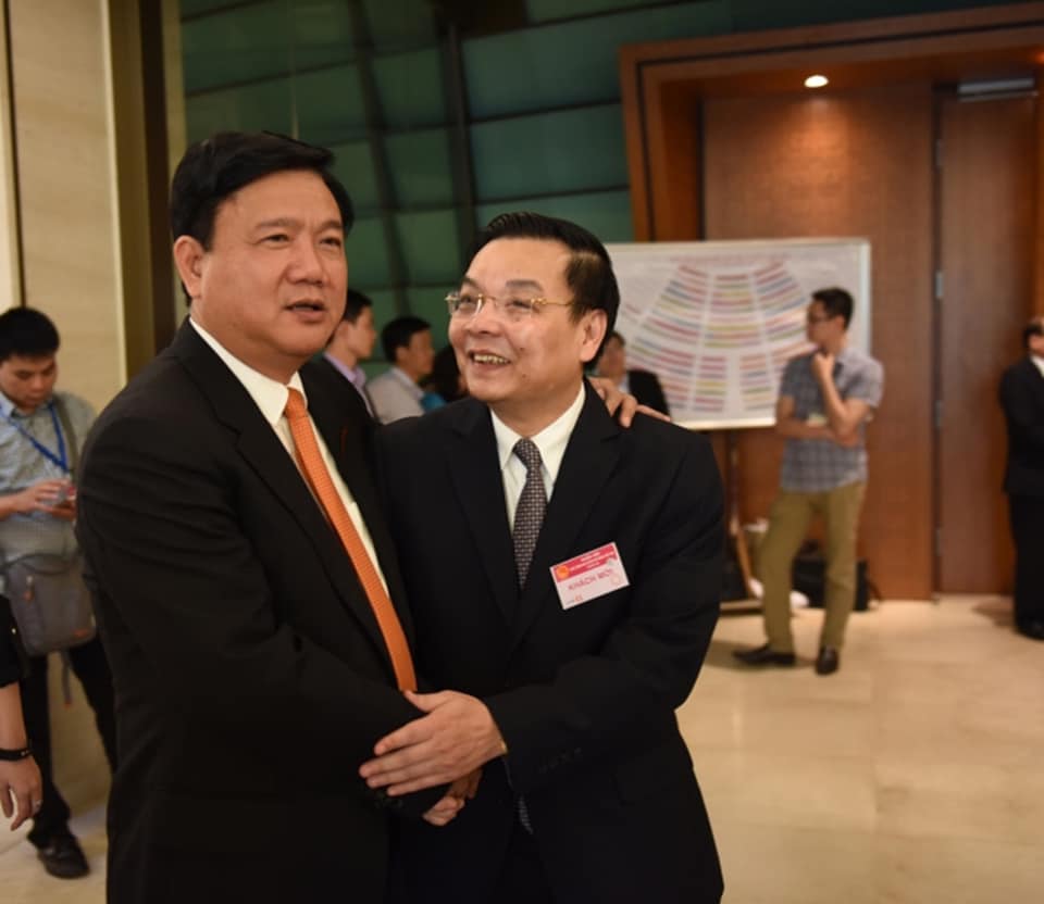 Ông Chu Ngọc Anh (phải) và Đinh La Thăng trong một sự kiện, thời ông Thăng đang là một đỉnh cao trong hệ thống cầm quyền. Ảnh: Internet