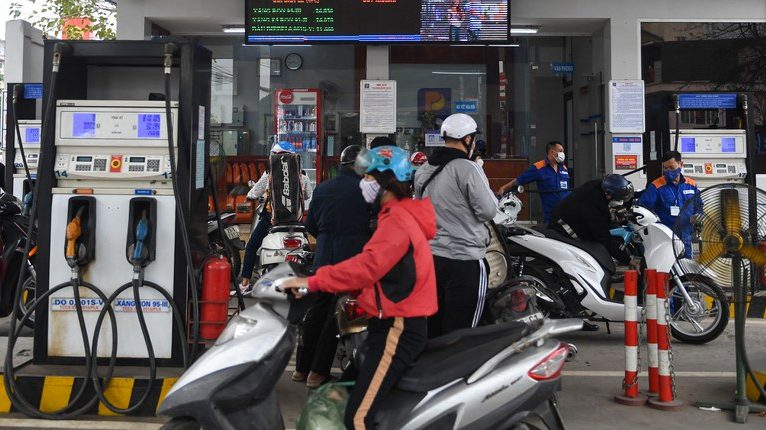 Người dân chờ đổ xăng ở một trạm xăng tại Hà Nội hôm 10/3/2022. Ảnh: AFP