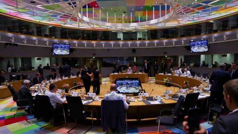 Quang cảnh hội nghị thượng đỉnh EU ở Brussels, 23/6/2022. Tại hội nghị nầy, lãnh đạo 27 nước thành viên đã chính thức chấp nhận Ukraine là ứng cử viên gia nhập EU. Ảnh: Johanna Geron/Reuters
