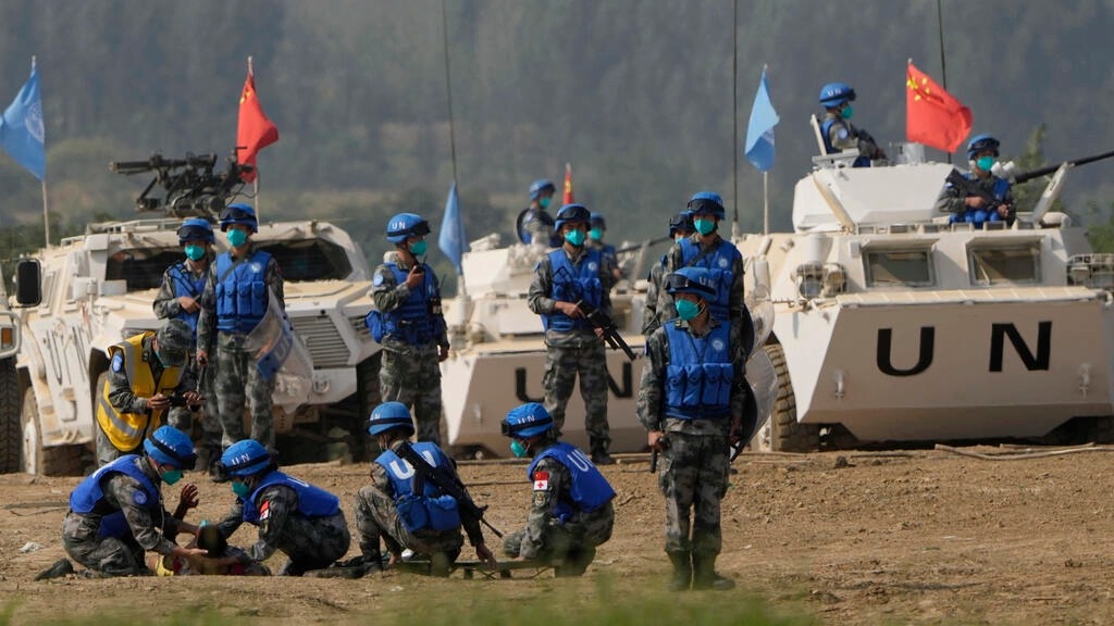 Lính mũ xanh Trung Quốc tập luyện tại căn cứ huấn luyện lực lượng gìn giữ hòa bình ở huyện Quế Sơn, tỉnh Hà Nam, miền Trung Trung Quốc, ngày 15/09/2021. Ảnh: AP - Ng Han Guan