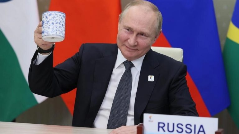 Tổng Thống Nga Vladimir Putin từ Matxcơva tham gia trực tuyến lễ khai mạc Diễn Đàn Doanh Nghiệp BRICS, ngày 23/06/2022. Ảnh: AP - Mikhail Metzel