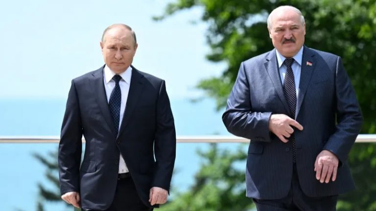 Tổng Thống Nga Vladimir Putin (trái) và Tổng Thống Belarus Alexander Lukashenko tại Sochi, Nga, tháng Năm, 2022. Ảnh: Sputnik/ Reuters
