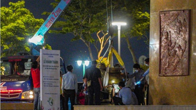 Chính quyền Sài Gòn trả lư hương trước tượng Đức Thánh Trần về vị trí cũ trong đêm 16/3/2022 sau 3 năm bị di dời đi nơi khác. Ảnh: Báo Tinh Hoa