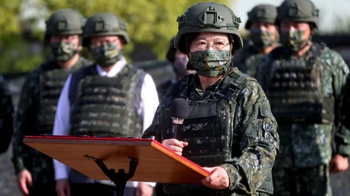 Tổng Thống Thái Anh Văn thăm các quân nhân dự bị đang tập luyện. Lực lượng thiếu sự đào tạo này phải được cải tổ để Đài Loan có được sự linh hoạt trước khả năng bị Trung Quốc tấn công. Ảnh: Ann Wang/ Reuters