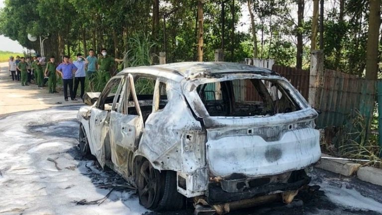 Chiếc xe VinFast cháy rụi ở Vĩnh Phúc vào sáng 22/6/2022. Ảnh: Zing News
