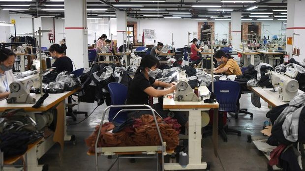 Công nhân làm việc trong nhà máy Maxport ở Hà Nội hôm 21/9/2021. Ảnh: AFP