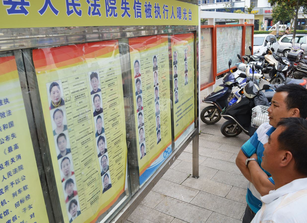 Danh sách những người có điểm tín dụng xã hội thấp bị công bố tại huyện Hu Dị, tỉnh Giang Tô vào năm 2016. Ảnh: ChinaFile