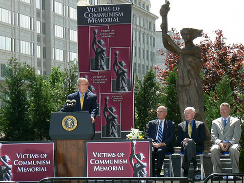 Tổng Thống George W. Bush khánh thành Đài Tưởng Niệm Nạn Nhân của Chủ Nghĩa Cộng Sản tọa lạc tại thủ đô Washington DC, hôm 12/6/2007. Ảnh: Thông Luận