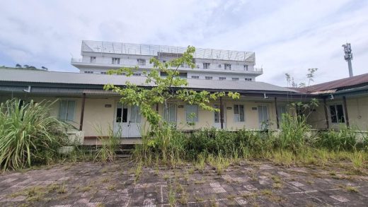 Bệnh viện đầu tư gần 69 triệu Mỹ Kim ở Quảng Ninh bỏ hoang cả thập kỷ. Nằm tại vị trí vàng nhưng dự án Bệnh Viện Quốc Tế Hạ Long bị bỏ hoang, gây lãng phí tài nguyên nhiều năm nay. Ảnh: Kinh Tế & Đô Thị