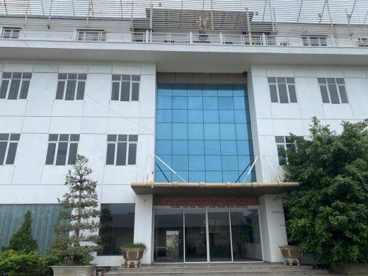 Bệnh viện đầu tư gần 69 triệu Mỹ Kim ở Quảng Ninh bỏ hoang cả thập kỷ. Khu nhà chính 600 m² dự án Bệnh Viện Quốc Tế Hạ Long cửa đóng then cài gần 10 năm qua. Ảnh: Kinh Tế & Đô Thị