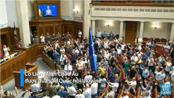 Cờ Liên MInh Âu Châu được đưa vào Quốc Hội Ukraine hôm 1/7/2022. Ảnh chụp Youtube VIệt Tân