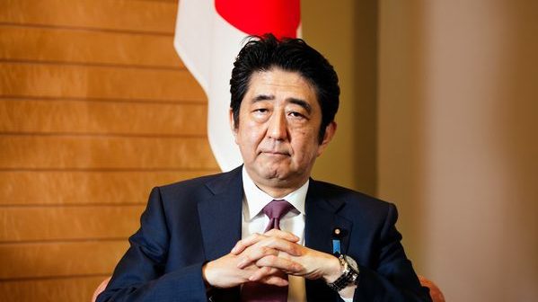 Cựu Thủ Tướng Nhật Bản Shinzo Abe, người bị ám sát chết hôm 8/7/2022 khi đang vận động tranh cử vào Thượng Viện Nhật Bản. Ông đã từ chức thủ tướng Nhật tháng 8/2020 vì lý do sức khỏe, sau khi được chuẩn đoán viêm loét đại tràng. Ảnh: WJS (chụp 2015)
