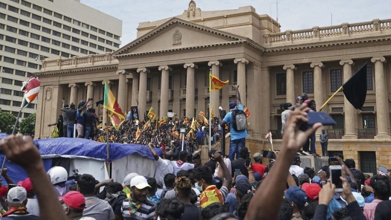 Người biểu tình bao vây phủ tổng thống ở Colombo, thủ đô Sri Lanka, ngày 09/07/2022. Ảnh: AP - Thilina Kaluthotage
