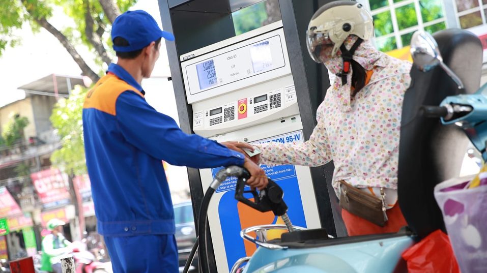 Từ 0h ngày 11/7, Liên Bộ Công Thương - Tài Chính đã thực hiện điều chỉnh giá xăng dầu. Xăng E5RON92 giảm 3.103 đồng/lít, xăng RON95 giảm 3.088 đồng/lít. Ảnh: Báo mạng Lao Động