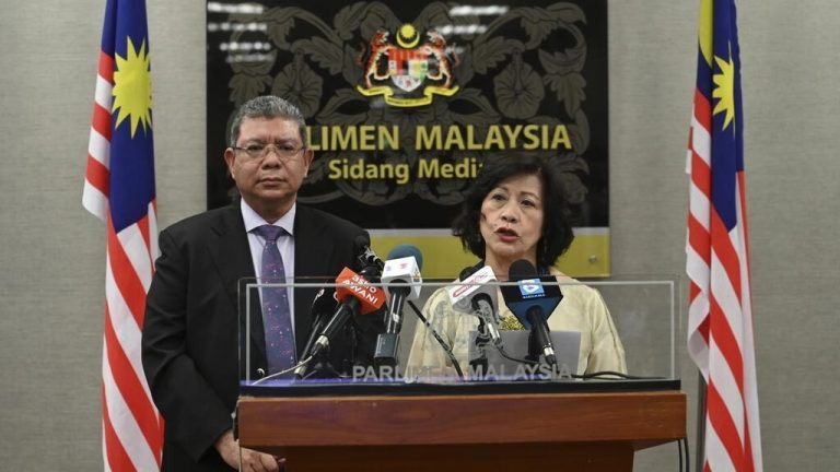 Ngoại Trưởng Malaysia Saifuddin Abdullah (T) và Đặc Phái Viên của Tổng Thư Ký Liên Hiệp Quốc về Miến Điện Noeleen Heyzer họp báo tại trụ sở Quốc Hội ở Kuala Lumpur, Malaysia, ngày 26/07/2022, lên án nhà cầm quyền quân sự Miến Điện hành quyết 4 nhà đối lập. Ảnh: AP