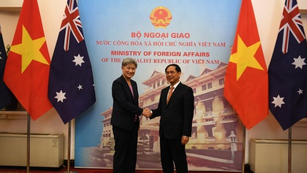 Ngoại Trưởng Úc Penny Wong và Bộ Trưởng Ngoại Giao Việt Nam Bùi Thanh Sơn tại Hà Nội ngày 27/6/2022. Ảnh: AFP