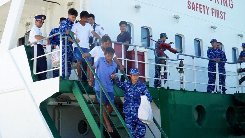 Bốn ngư dân trong số 15 người của tàu cá Bình Thuận bị chìm vì gió lốc được một tàu cá khác cứu sống sau 9 ngày lênh đênh trên biển, đã được chuyển giao cho tàu Cảnh Sát Biển số hiệu 7011 đến đón và đưa vào đất liền hôm 21/7/2022. Ảnh: Báo mạng Pháp Luật Online