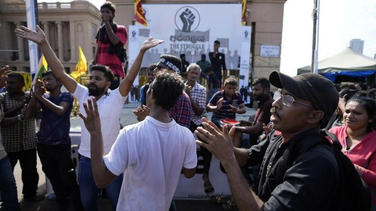 Người biểu tình vui mừng khi nghe tin Tổng Thống Gotabaya Rajapaksa chạy ra nước ngoài, Colombia, Sri Lanka, ngày 13/07/2022. Ảnh: AP - Eranga Jayawardena