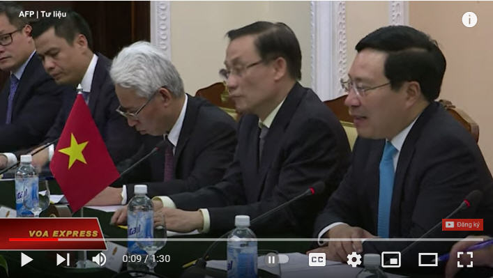 Phó Thủ Tướng Việt Nam Phạm Bình Minh (bên phải, ngoài cùng) nói rằng quan hệ với Trung Quốc là ưu tiên hàng đầu của chính sách ngoại giao Việt Nam, trong một phiên họp của Ủy Ban Chỉ Đạo Hợp Tác Song Phương Trung Quốc - Việt Nam hôm 13/7/2022. Ảnh chụp từ Youtube VOA