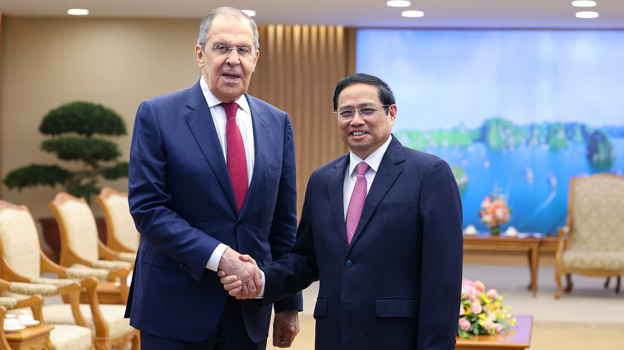 Thủ Tướng CSVN Phạm Minh Chính tiếp Bộ Trưởng Ngoại Giao Nga Sergey Lavrov hôm 6/7/2022, ông nầy ghé thăm Việt Nam trên đường đi dự Hội Nghị Bộ Trưởng Ngoại Giao G20 ở Indonesia. Ảnh: Báo mạng Công Thương