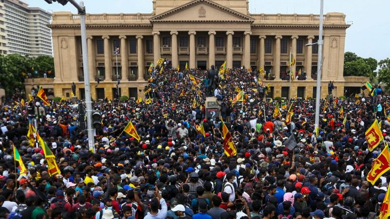 Hàng chục ngàn người dân Sri Lanka tràn vào Dinh Tổng Thống ở thủ đô Colombo. Ảnh: AFP via Getty Images