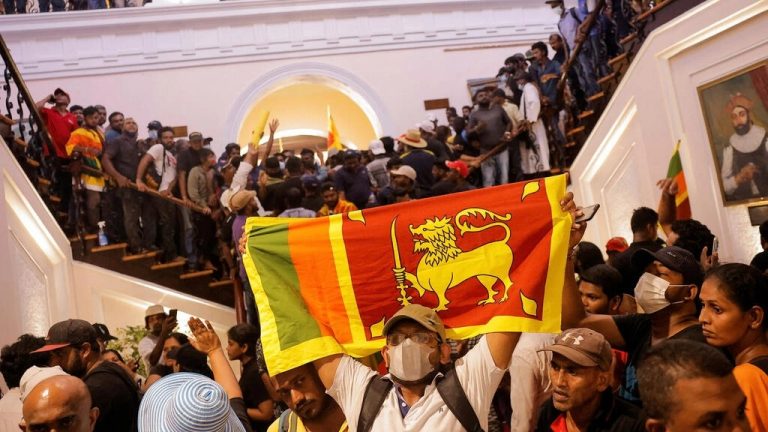 Người biểu tình tiến vào bên trong dinh tổng thống Sri Lanka, 09/07/2022. Ảnh: Reuters - Dinuka Liyanawatte