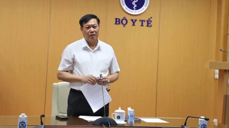 Ông Đỗ Xuân Tuyên, Thứ Trưởng, phụ trách điều hành Bộ Y Tế chủ trì, phát biểu tại hội nghị trực tuyến kiểm điểm tiến độ tiêm vaccine phòng Covid-19 với 20 tỉnh, thành phố khu vực phía Nam do Bộ Y Tế tổ chức hôm 24/6/2022. Ảnh: Báo mạng Bộ Y Tế