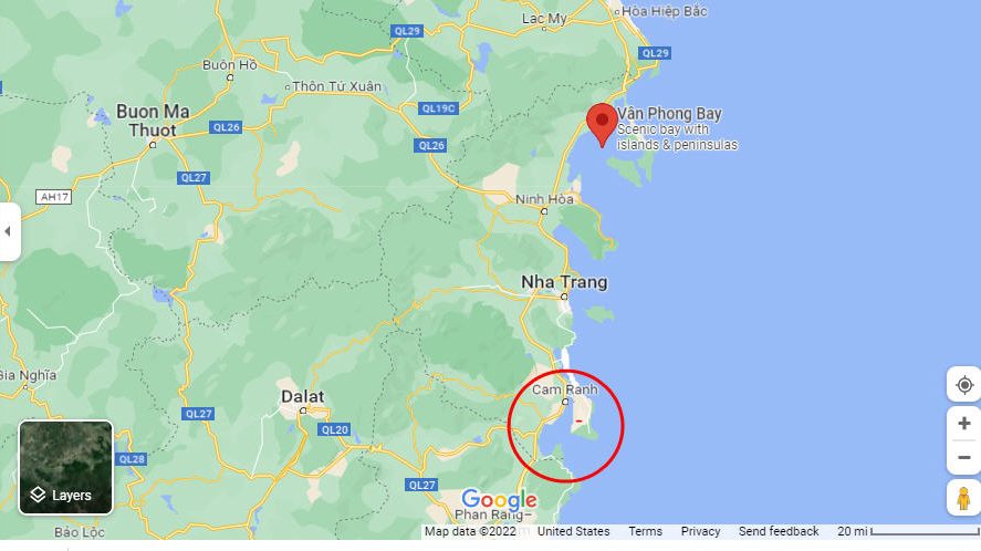 Vịnh Vân Phong với địa hình thích hợp chiến lược "dễ thủ hơn công," nếu biến Cảng Vân Phong thành cảng quân sự thì từ Vân Phong có thể quan sát động tĩnh Cảng Cam Ranh rất dễ dàng. Ảnh chụp từ Google Maps