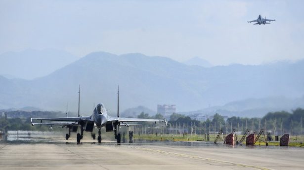 Máy bay thuộc Chiến Khu Miền Nam của quân đội Trung Quốc tại một địa điểm không xác định ở Trung Quốc hôm 4/8/2022. Hình do Tân Hoa Xã công bố