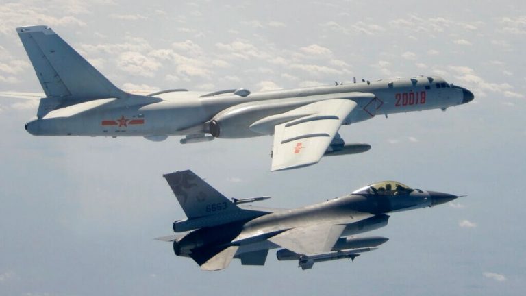 Chiến đấu cơ F16 của Đài Loan (bên dưới) áp sát oanh tạc cơ H6 của Trung Quốc xâm nhập vùng nhận dạng phòng không của Đài Loan hôm 10/2/2020. Ảnh: AP - do bộ Quốc Phòng Đài Loan cung cấp