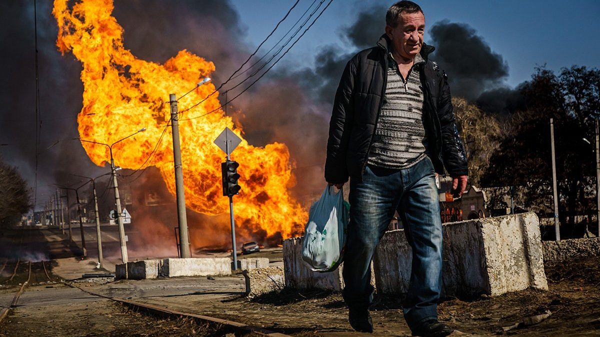 Đất nước Ukraine đắm chìm trong khói lửa chiến tranh bởi tham vọng điên cuồng của Putin. Ảnh: The Economist/Getty Images