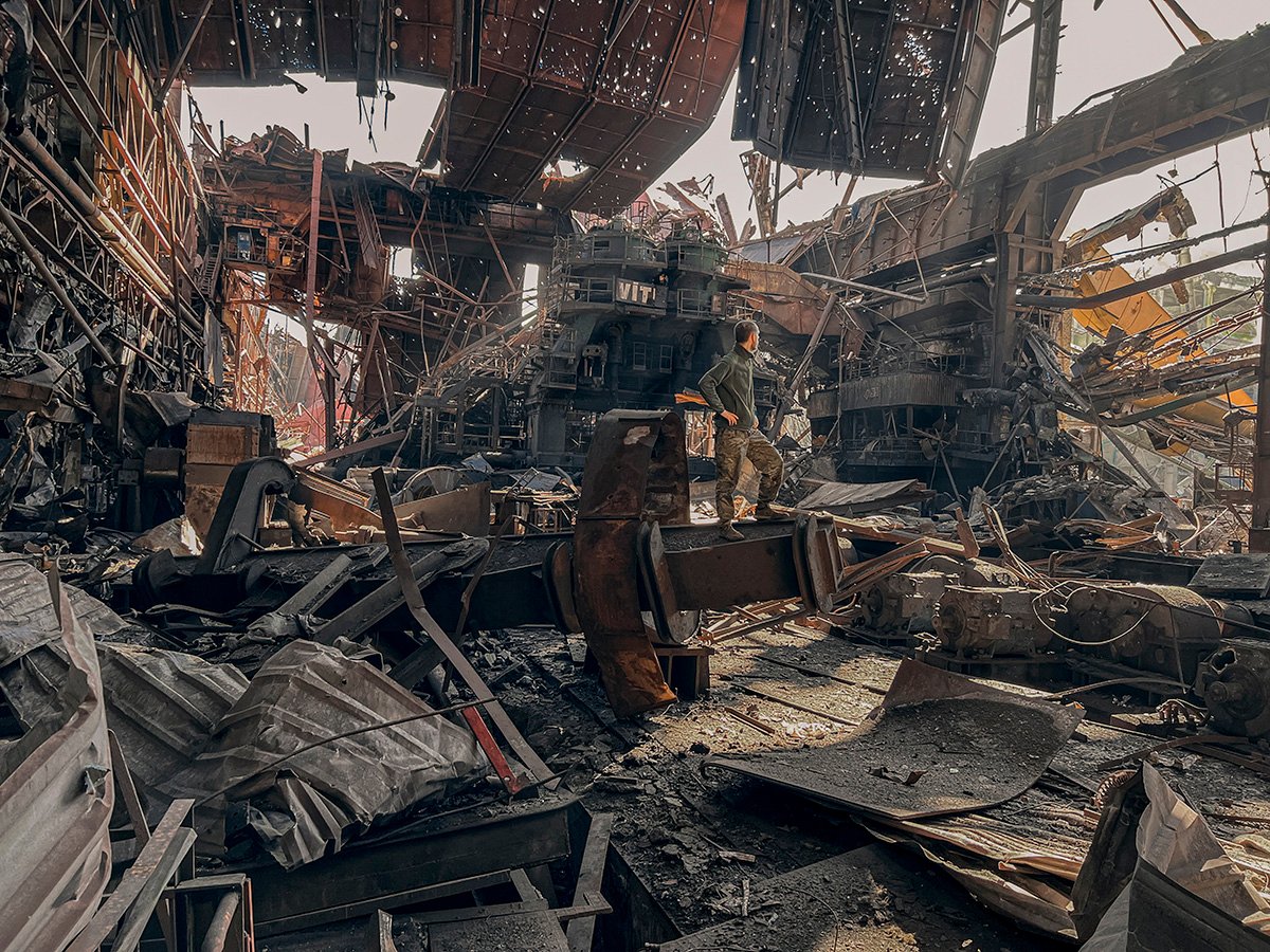 Nhiếp ảnh gia kiêm chiến binh thuộc Trung Đoàn Azov Dmytro Kozatsky đã chia sẻ bức ảnh cho thấy sự tàn phá bên trong nhà máy thép Azovstal, Mariupol - nơi Trung Đoàn Azov của anh cố thủ trong thời gian dài - bởi pháo binh và hỏa tiễn của quân Nga. Ảnh: AP/Dmytro Kozatsky