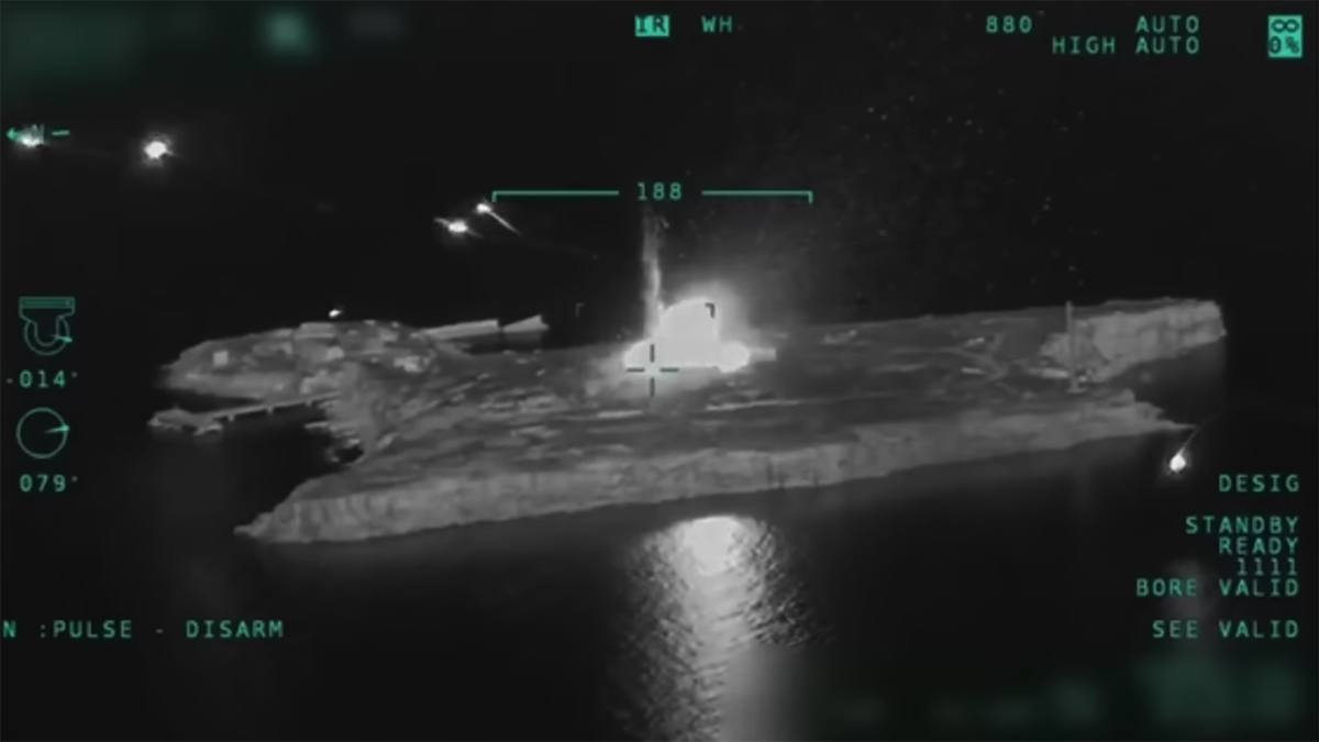 Máy bay chiến đấu Su-27 của Không Quân Ukraine ném bom đảo Rắn do quân Nga tiến chiếm và kiểm soát từ khi cuộc chiến khởi đầu hôm 24/2/2022. Ảnh: Bộ Quốc Phòng Ukraine