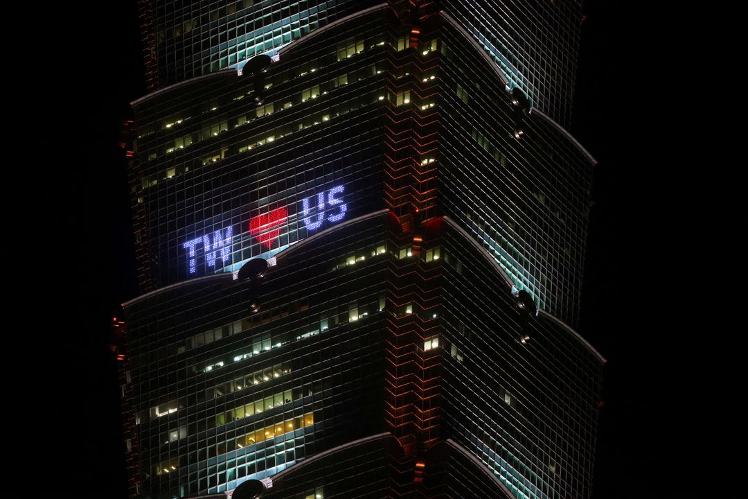 Thông điệp chào mừng bà Pelosi được thấy ở tòa nhà cao nhất của đảo quốc Đài Loan, Taipei 101 Tower, khi bà hạ cánh xuống thủ đô Đài Bắc tối 2/8/2022. Ảnh: Reuters