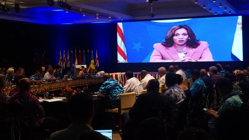 Phó Tổng Thống Hoa Kỳ Kamala Harris phát biểu trực tuyến tại hội nghị thượng đỉnh các nhà lãnh đạo Diễn Đàn các Đảo Quốc Thái Bình Dương (PIF) ở Suva, Fiji, ngày 13/7/2022. Ảnh:Ben McKay/ AAPIMAGE via Reuters Connect