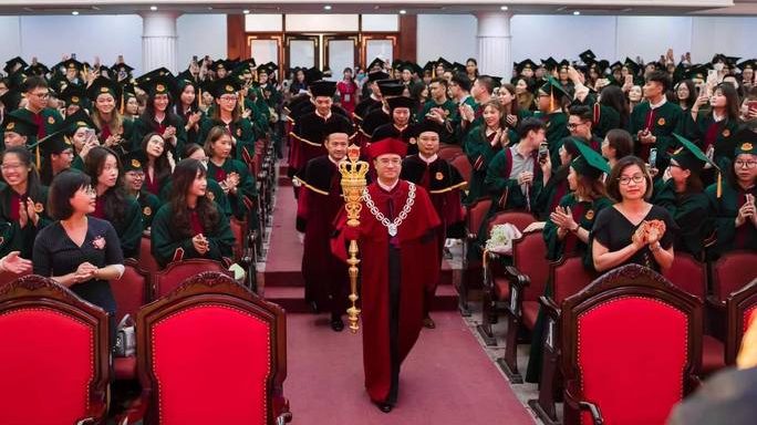 Quang cảnh lễ trao bằng tốt nghiệp của Trường Đại Học Kinh Tế hôm 29/7/2022 tại Hà Nội. Ảnh: Báo Người Lao Động