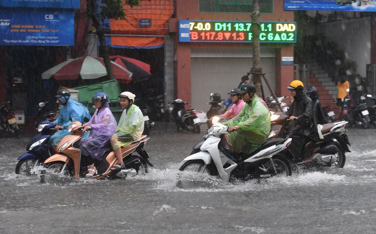 Mưa gây ngập ở đường phố Hà Nội năm 2017. Ảnh: AFP