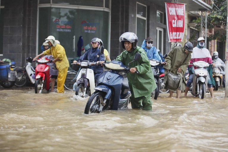 Mưa gây ngập đường phố Hà Nội năm 2012. Ảnh: AFP