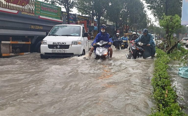 Nước ngập nặng trên đường Đồng Khởi, thành phố Biên Hoà, sau cơn mưa chiều 15/8/2022. Ảnh: VnExpress