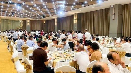 Bữa tiệc xa hoa chia tay ông giám đốc CDC Quảng Ninh về hưu được tổ chức ồn ào trên 2 du thuyền 5 sao vừa qua đang gây bão trên mạng xã hội.
