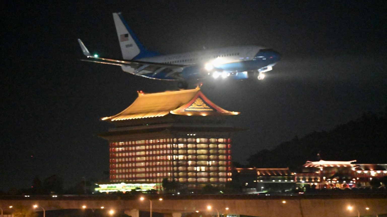 Máy bay của Không Quân Mỹ chở bà Nancy Pelosi, chủ tịch Hạ Viện Mỹ, đáp xuống phi trường Tùng Sơn, Đài Bắc, chính thức thăm Đài Loan, ngày 2/8/2022, làm Bắc Kinh nổi giận. Ảnh: Sam Yeh/AFP via Getty Images