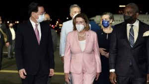 Chủ Tịch Hạ Viện Hoa Kỳ Nancy Pelosi được quan chức Đài Loan đón tiếp khi bà và phái đoàn đặt chân xuống phi trường Tùng Sơn ở thủ đô Đài Bắc tối 2/8/2022. Ảnh: Bộ Ngoại Giao Đài Loan