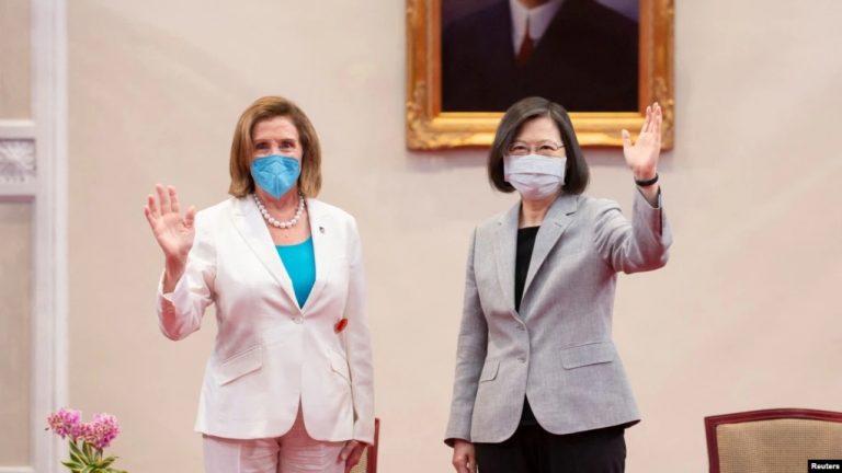 Chủ Tịch Hạ Viện Hoa Kỳ Nancy Pelosi và Tổng Thống Đài Loan Thái Anh Văn (Tsai Ing-wen) tại văn phòng tổng thống ở Đài Bắc, Đài Loan ngày 3/8/2022. Ảnh: Reuters