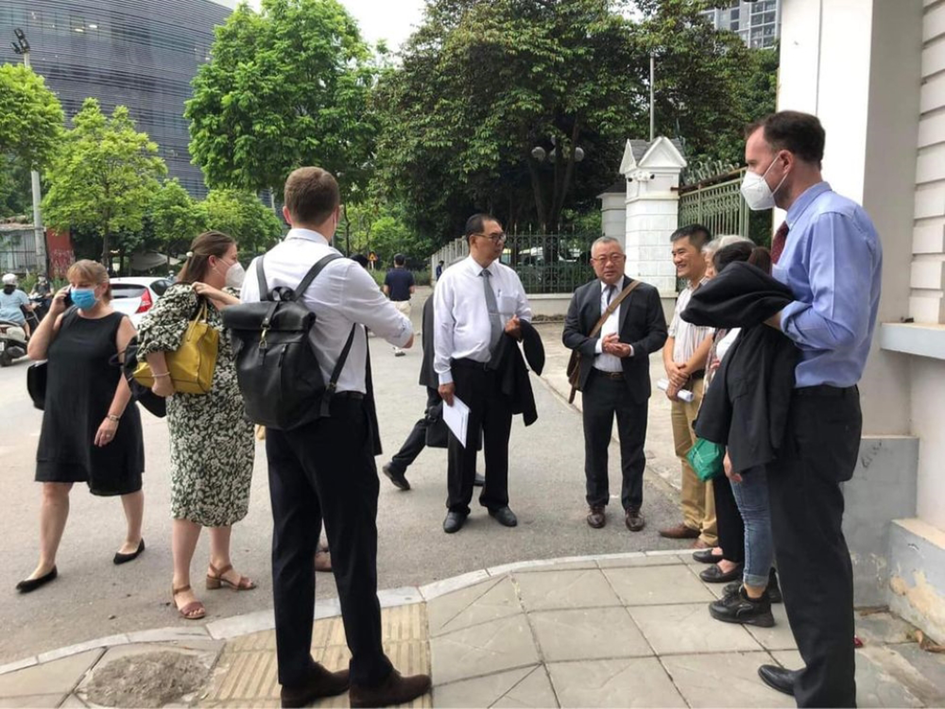 Các luật sư trao đổi với đại diện các sứ quán Tây phương trước cổng tòa án hôm 25/8/2022. Ảnh: Facebook Thu Đỗ