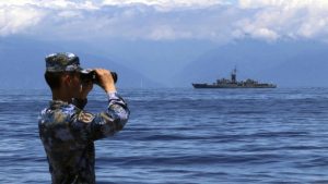Một quân nhân Trung Quốc theo dõi chiến hạm Lan Yang của Đài Loan ngày 5/8/2022. Trung Quốc tổ chức tập trận quy mô lớn quanh Đài Loan từ ngày 04-07/08/2022. Ảnh: AP - Lin Jian