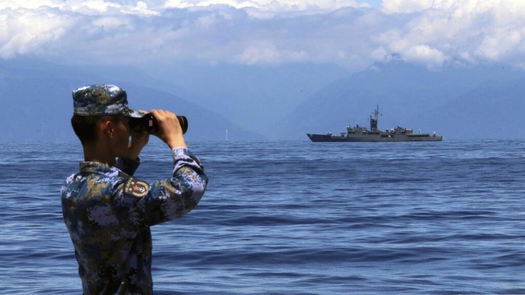 Một quân nhân Trung Quốc theo dõi chiến hạm Lan Yang của Đài Loan ngày 5/8/2022. Trung Quốc tổ chức tập trận quy mô lớn quanh Đài Loan từ ngày 04-07/08/2022. Ảnh: AP - Lin Jian
